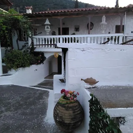 Semesterbostad Matas House Tirós